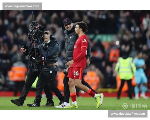 利物浦机场蛇表情暗讽阿诺德:叛徒标签引发忠诚争议 利物浦机场蛇表情暗讽阿诺德:叛徒标签引发忠诚争议