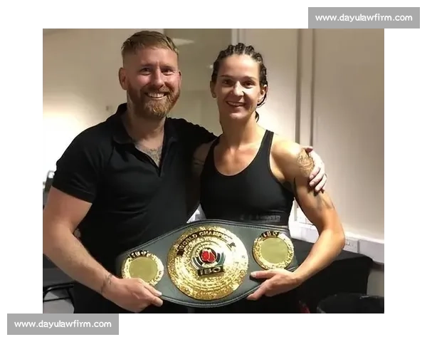 拳台之外的沉沦:当荣耀手套沾满罪恶